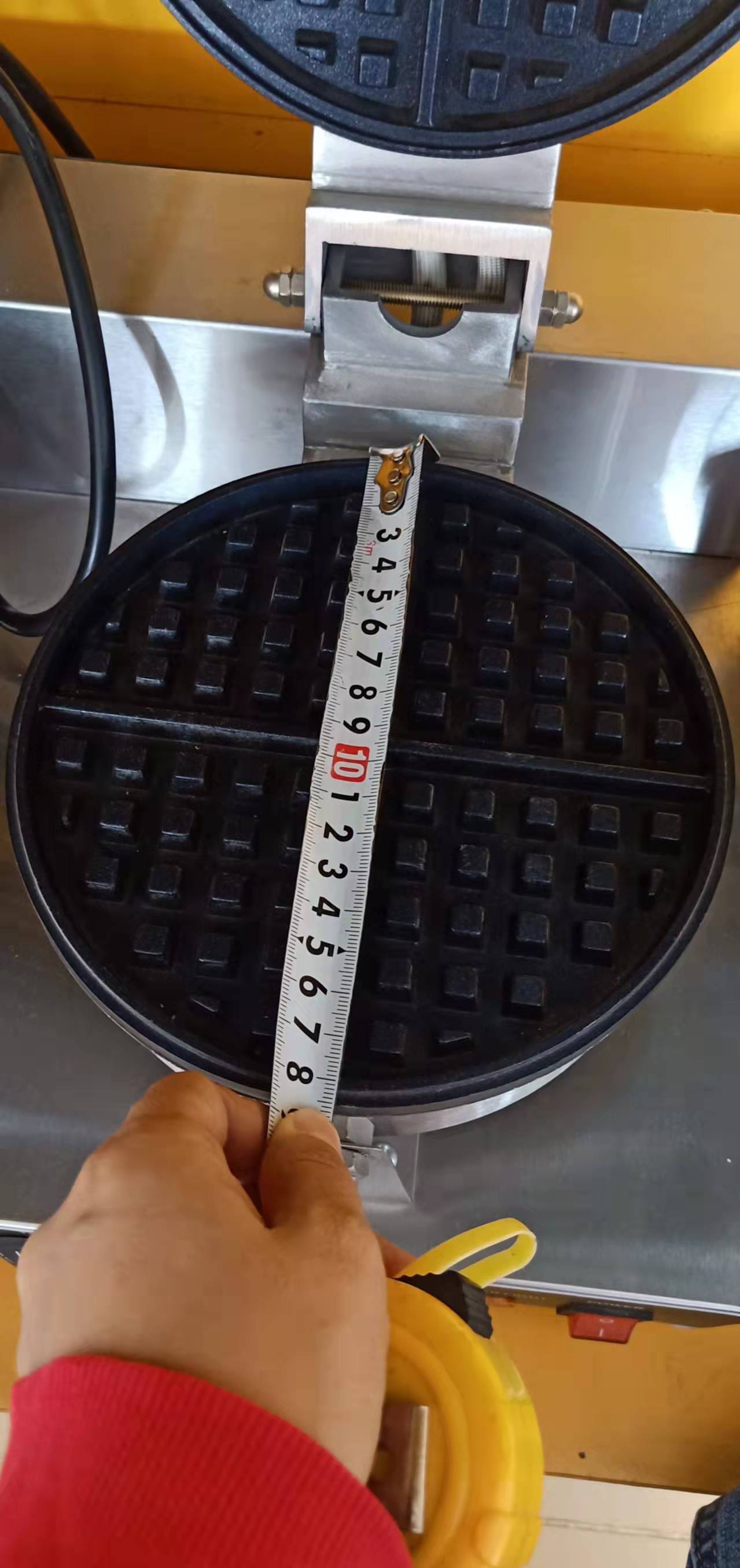 Electric waffle maker with 1 plate