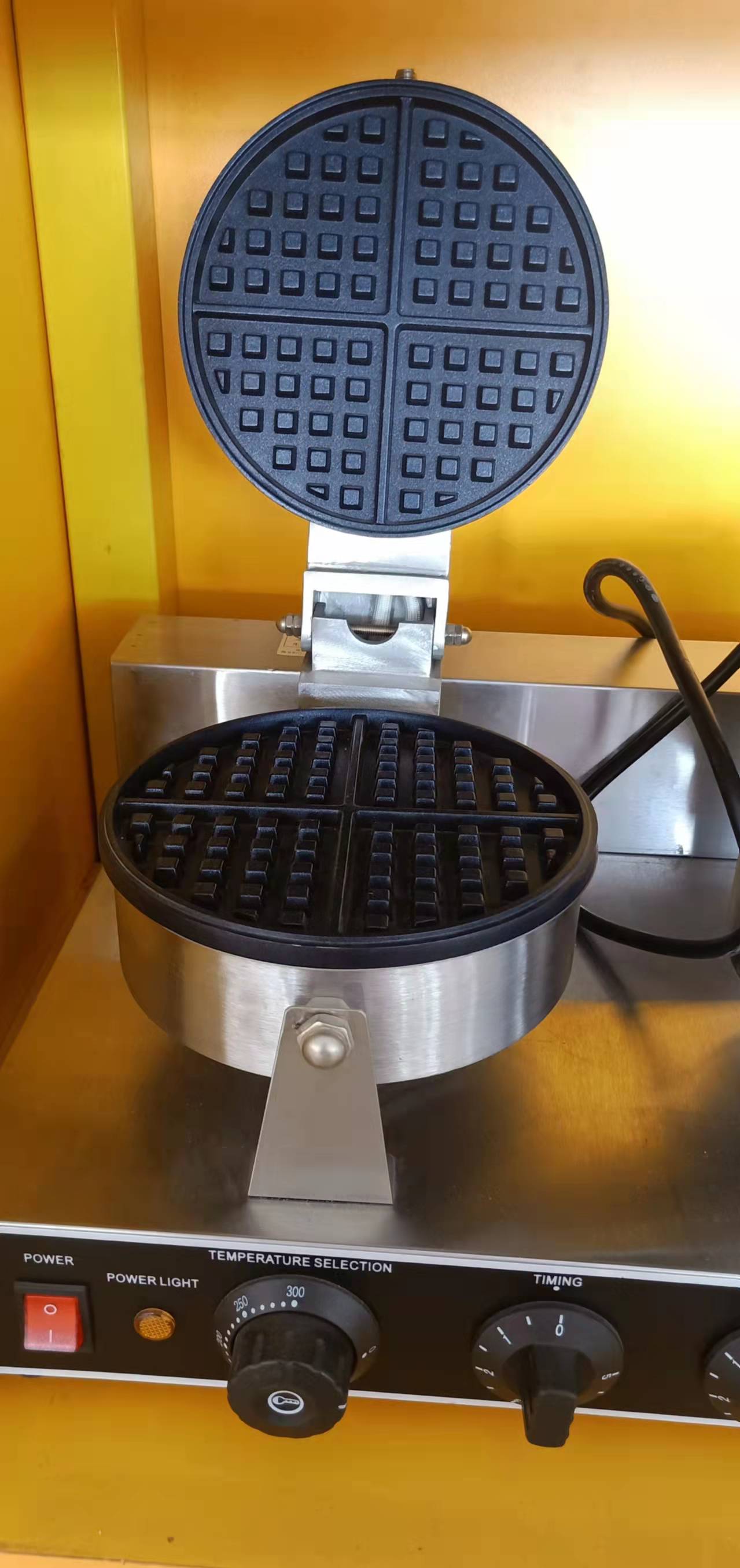 Electric waffle maker with 1 plate