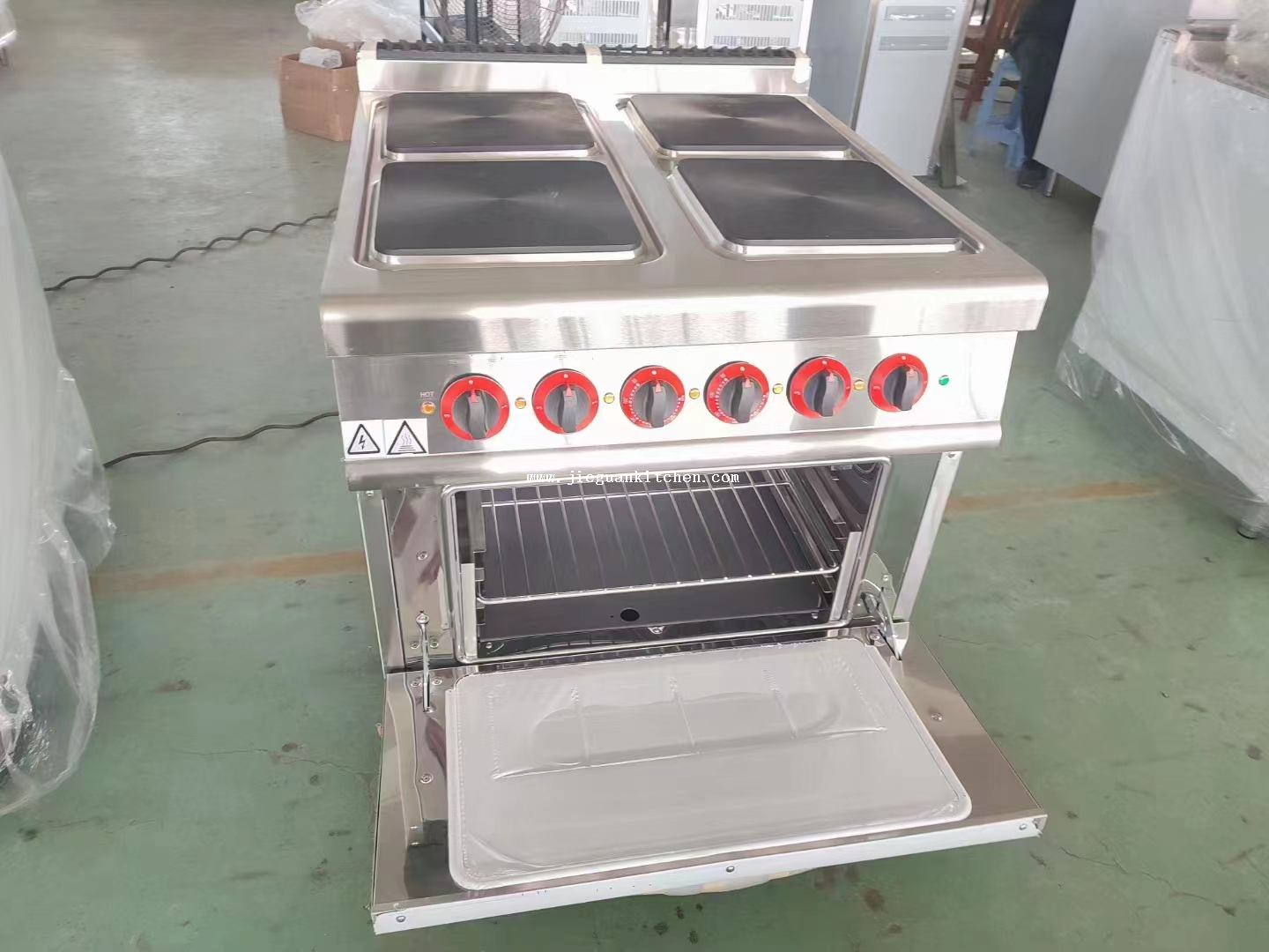 Electric cooking range with 4 hotplate and oven